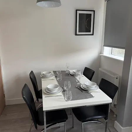 Modern 4 Bed House Close To Centre *