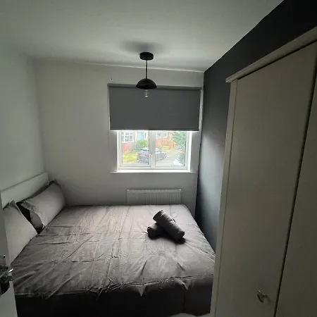 Modern 4 Bed House Close To Centre