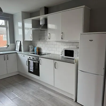 Modern 4 Bed House Close To Centre