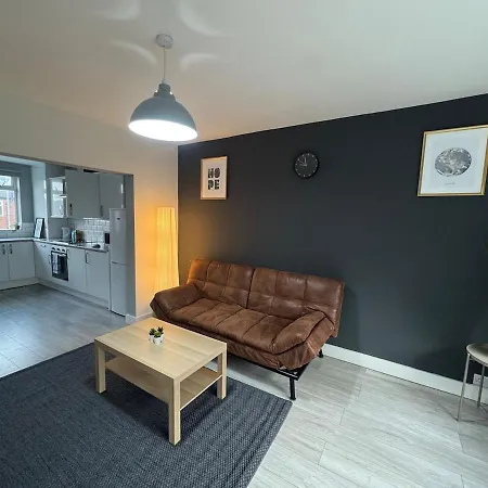 Modern 4 Bed House Close To Centre *