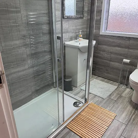 Modern 4 Bed House Close To Centre Holiday home *