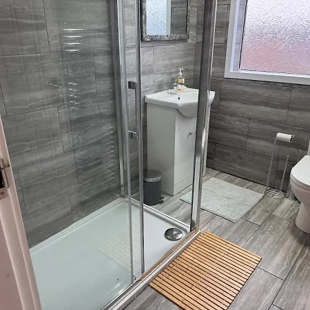 Modern 4 Bed House Close To Centre Holiday home *