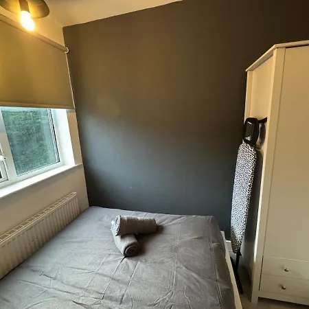 Modern 4 Bed House Close To Centre *