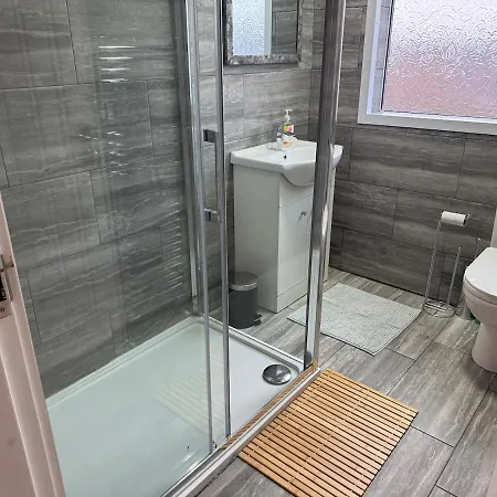 Modern 4 Bed House Close To Centre Leeds (West Yorkshire)