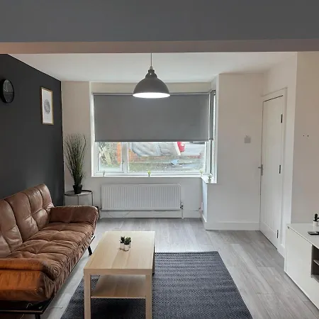 Modern 4 Bed House Close To Centre Holiday home