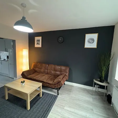 Modern 4 Bed House Close To Centre 度假居