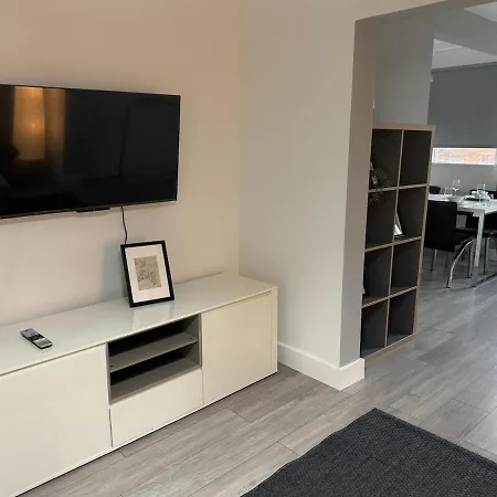 Modern 4 Bed House Close To Centre 度假居 *