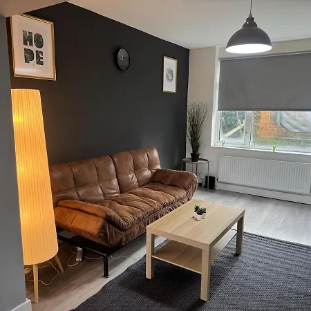 Modern 4 Bed House Close To Centre 利兹