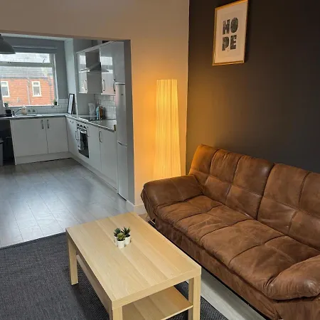 Modern 4 Bed House Close To Centre 度假居