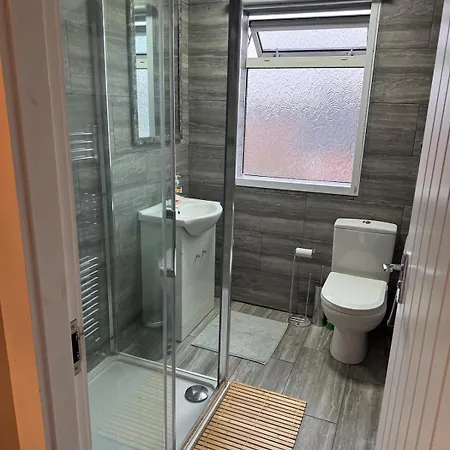 Modern 4 Bed House Close To Centre 度假居