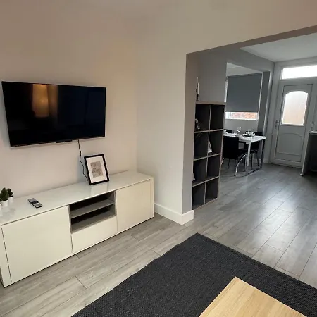Modern 4 Bed House Close To Centre 度假居 *