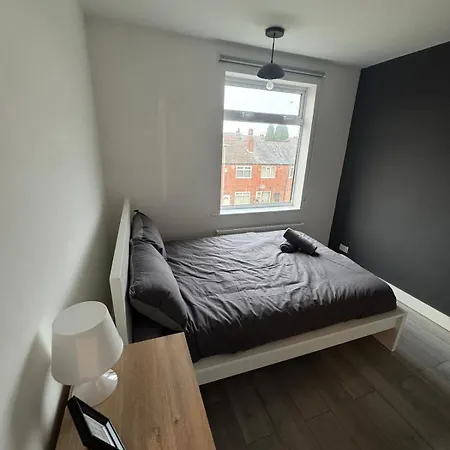 Modern 4 Bed House Close To Centre 度假居 *